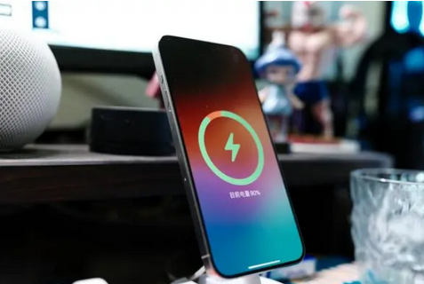 鸠江苹果15换屏服务分享用什么充电器给iPhone15充电更好 